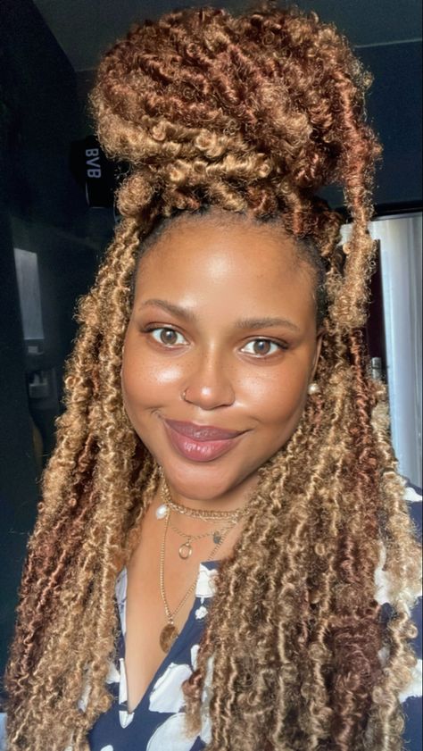 Brown Goddess Faux Locs, Long Butterfly Locs With Color Blonde, Butterfly Faux Locs Color Ideas, Brown Colored Locs, Butterfly Locs With Color Brown, Butterfly Locs Color Ideas, Light Brown Butterfly Locs, Gold Faux Locs, Brown And Blonde Soft Locs