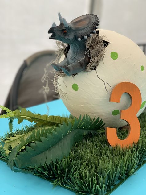 Jurassic World Birthday Party Centerpieces, Dino Themed Centerpieces, Diy Jurassic World Party Decorations, Jurrasic World Birthday Party Ideas Diy, Jurassic Park Centerpieces Ideas, Dinosaur Birthday Party 2nd Birthday, Dinosaur Birthday Centerpiece Ideas, Jurassic Park Centerpieces, Dino Centerpiece Party Ideas