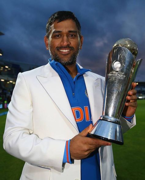 Team India members with Champions Trophy 2013. India beats England by five runs… History Of Cricket, Trophy Collection, Ms Dhoni Wallpapers, Shikhar Dhawan, World Cricket, Ms Dhoni Photos, Dhoni Wallpapers, India Win, Champions Trophy