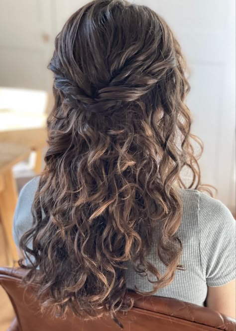 Natural curly hair bride with half up half down styled hair Graduation Hairstyles For Long Hair, Natural Hair Updo Wedding, Bridesmaid Hair Curly, Curly Hair Half Up Half Down, Curly Bridal Hair, Curly Wedding Hair, Graduation Hairstyles, Hairdos For Curly Hair, Natural Curls Hairstyles