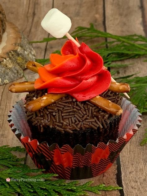 campfire cupcakes, best easy camping food recipe dessert ideas for kids Campfire Graduation Party, Camping Theme Cupcakes, Campfire Party Ideas, Camping Cupcakes, Dessert Ideas For Kids, Fire Truck Cupcakes, Campfire Birthday Party, Campfire Birthday, Easy Camping Food