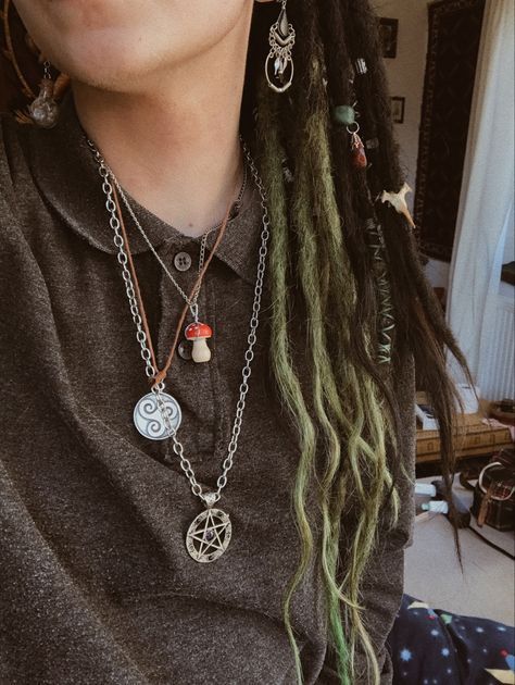 Goblincore Necklaces, Goblincore Accessories, Green Brown Palette, Goblin Clothes, Goblincore Jewelry, Green Dreads, September Aesthetic, Moda Grunge, Thrifted Clothing