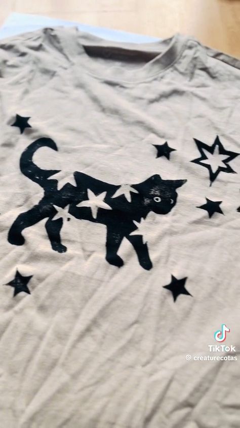 Painting On A Shirt, Diy Bleach Tshirt Ideas, Painted Shirts Ideas, Painting A Shirt, Patch Shirt Diy, Bleach Shirts Ideas, Painting On Shirts Ideas, Lino Print Shirt, Linocut Clothes