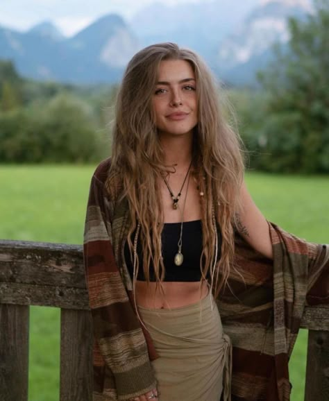 The Wanderlust Lifestyle 🌟 on Instagram: “Free spirit 🕊️☮️⁠ _⁠ Photo by @jamylein” California Boho Style Outfits, Mountain Women Style, Boho Travel Outfit, Surfergirl Style, Hippie Fits, Looks Hippie, Look 80s, Estilo Hippy, Mode Hippie