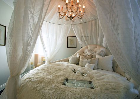 romantic bedroom for you Romantic French Bedroom, Romantic Bedroom Design, Circle Bed, Bed Drapes, French Bedroom, Bedroom Orange, Round Beds, Eclectic Bedroom, Classic Bedroom