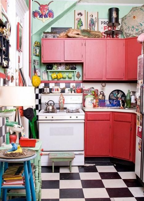 Space saving layout, light kitchen colors, efficient lighting and functional, well organized and modern kitchen cabinets create beautiful, bright and airy small kitchens Light Kitchen Colors, Boho Chic Kitchen, Estilo Kitsch, Funky Kitchen, Red Cabinets, Bohemian Kitchen, Kitschy Kitchen, Decor Ikea, Eclectic Kitchen