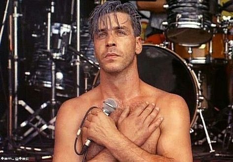 🥀 𝕽𝖔𝖘𝖊𝖓𝖗𝖔𝖙 🥀 on Twitter: "This pose fucks me up every time and I don’t know why… " Til Lindemann, Music Is My Escape, Till Lindemann, Single Dads, Hard To Love, Till The End, Injury Prevention, Linen Shorts