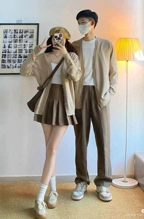 Color Cordinate Outfit Couple Ideas, Couple Same Clothes Outfits, Casual Couples Outfits, Cute Couple Fits, Couple Outfit Ideas Casual, Sweet Korean Couple, Couple Matchy Outfits, Matching Couple Outfits Korean, Matchy Outfit Couple Casual