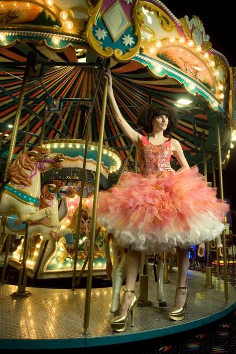 NewYorkCouture.net | fun creative photoshoot ideas on carousel merry-go-round Carousel Photoshoot, Circus Fashion, Pierrot Clown, Creative Photoshoot Ideas, Fun Fair, Vintage Carnival, Carousel Horses, Merry Go Round, Vintage Circus