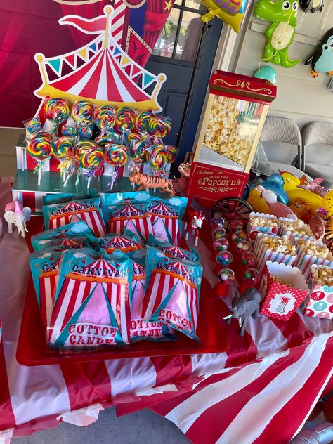 Carnival Candy Table, Carnival Snack Ideas, Carnival Party Treats, Carnival Birthday Party Food, Circus Theme Party Food, Carnival Party Centerpieces, Halloween Crafts Diy Projects, Carnival Snacks, Dumbo Birthday Party