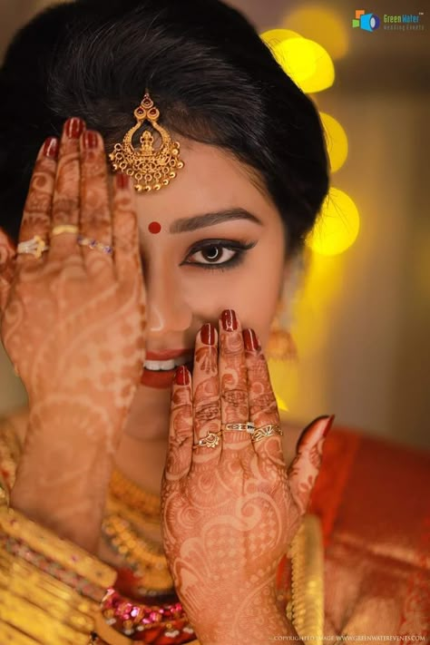 Single Poses For Women Wedding, Single Bride Poses Indian Wedding, Wedding Closeup Photography, Saree Ceremony Stills, Single Poses For Women, Puberty Poses, Closeup Poses, Wedding Dulhan Pose, Bridal Makeup Pictures