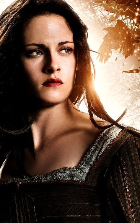 Snowhite And The Huntsman, Huntsman Movie, Snow White Huntsman, Scene Film, Snowwhite And The Huntsman, Kristen Stewart Movies, Twilight Book, Famous Girls, Fictional World