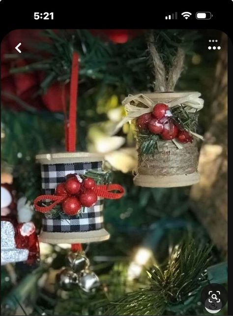 Wood Spools Ideas Diy Projects, Spool Ornaments Diy, Wooden Thread Spool Christmas Ornaments, Mini Spool Ideas, Wood Spool Ornaments, Thread Spool Ornaments, Christmas Ornaments Homemade Diy, Sewing Ornaments, Spool Ornaments