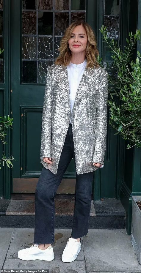 Trinny Woodall Style, Chic Wardrobe Essentials, Describe Your Style, Trinny Woodall, Feminine Tomboy, Tomboy Look, Chic Wardrobe, Perfect Fall Outfit, Drop Shoulder Tee