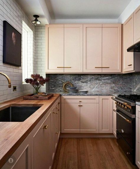 Kitchen Design Trends, Kitchen Hardware, New York Apartment, Pink Kitchen, Interior Modern, Kitchen Trends, Apartment Kitchen, Trendy Kitchen, Cubicle