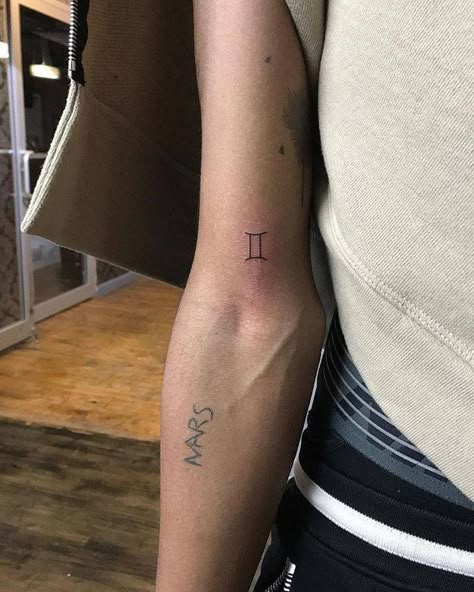 Tattoo Gemini, Twin Tattoos, Tiny Tattoos For Women, Simple Tattoos For Women, Virgo Tattoo, Gemini Tattoo, Omerta Tattoo, Small Tattoos Simple, Zodiac Tattoos