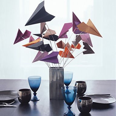 Rachel Ray featured this as a back-to-school centerpiece idea, but it would be equally adorable for a travel-themed party Kids Centerpieces, Airplane Wedding, Paper Projects Diy, Unique Wedding Centerpieces, Origami Wedding, Travel Party Theme, Airplane Theme, Paper Cranes, Folding Origami