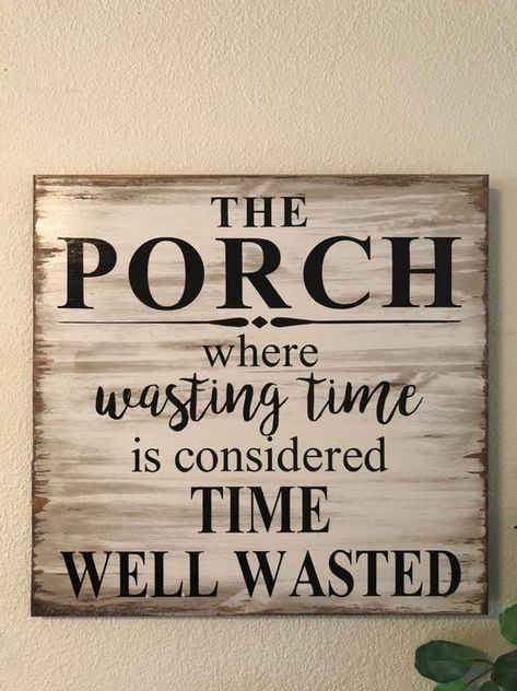 Porch Wall Decor, Friends Picture Frame, Diy Quotes, Patio Signs, Country Porch, Front Porch Signs, Porch Wall, Diy Wood Signs, Pallet Crafts