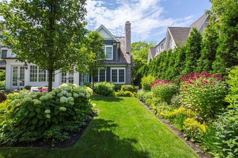 Craftsman Cottage - Gardenista Craftsman Garden Landscaping, Craftsman House Landscaping, Craftsman Garden, Craftsman Cottage, Modern Craftsman, Public Garden, Garden Tours, House Landscape, Cool Landscapes