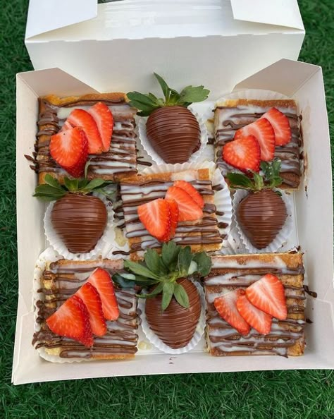 Churro Cheesecake With Chocolate Covered Strawberries, Desert Boxes Ideas, Valentines Dessert Box Ideas, Dessert Business Ideas, Smash Box Ideas, Churro Recipes, Dessert Box Ideas, Churro Cake, Treat Gift Boxes