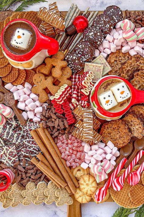 Hot Cocoa Charcuterie Board, Chocolate Boards, Christmas Hot Chocolate Bar, Hot Chocolate Toppings, Hot Cocoa Party, Hot Chocolate Party, Best Christmas Appetizers, Homemade Hot Chocolate Mix, Chocolate Santa