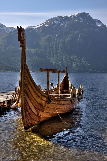 Viking ship. - The Swedish Viking Age lasted roughly between the 8th and 11th centuries. During this period, it is believed that the Swedes expanded from eastern Sweden and incorporated the Geats to the south. It is believed that Swedish Vikings and Gutar mainly travelled east and south, going to Finland, the Baltic countries, Russia, Belarus, Ukraine the Black Sea and further as far as Baghdad. Swedish Vikings, Art Viking, Navi A Vela, Viking Life, Viking Culture, Viking Ship, Viking History, Viking Art, Norse Vikings