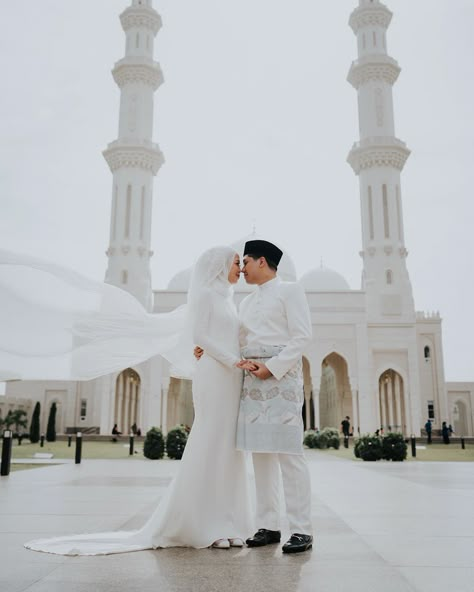 Pose Gambar Kahwin, Malay Wedding Photography Outdoor, Malay Pre Wedding Photoshoot, Masjid Wedding, Nikah Masjid, Wedding Malaysia Muslim, Malay Wedding Photoshoot, Foto Wedding Muslim, Kahwin Melayu