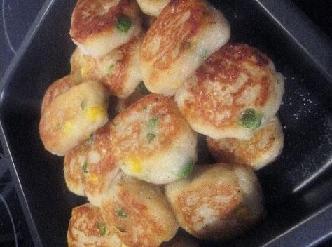 Traditional Scottish recipe made from potato, flour and butter. Potato Scones Recipe, Simple Scones, Potato Scones, Healthy Veg Recipes, Scottish Dishes, Gluten Free Pastry, Scones Easy, Scones Ingredients, Savory Scones