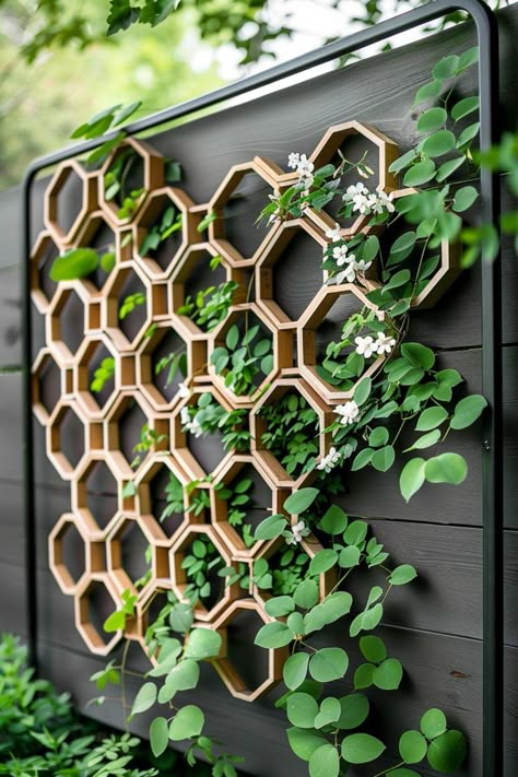 Vertical Wall Garden Outdoor, Plants On Trellis, Modern Trellis Ideas, Unique Trellis Ideas, Diy Indoor Trellis, Plant Wall Trellis, Trellis Ideas For Privacy, Corner Trellis, Tiny Courtyard Garden