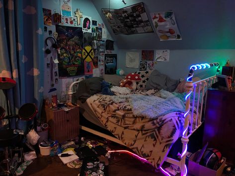 #bedroom #stlye #grunge #mecore #cool 80s Grunge Room, 90’s Room, 80s Grunge, Dads Room, Nice Rooms, Room Redesign, Room Stuff, Grunge Room, Room Goals