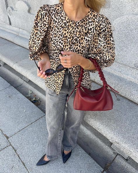 ”Chic Women‘s Animal Print Blouse: Unleash Your Wild Side!“#zara #zarawomen #zaragirl #zarawoman #zaraoutfit #zarasale #zarafashion #zaragoza #zaradress #zaranew #zaratrafaluc Zara Outfit, Zara Fashion, Zara New, Zara Girl, Animal Print Blouse, May 23, Chic Woman, Print Blouse, Zara Dresses