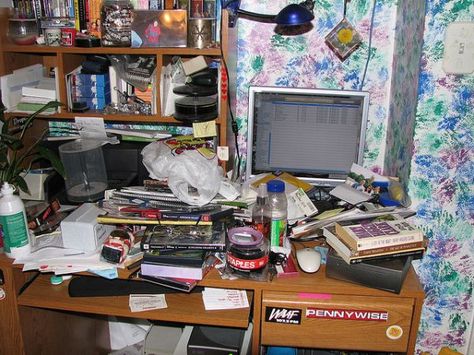 Can a Messy Desk Make You More Creative? - Neatorama Desk Collage, Messy Office, Dorm Fridge, National Novel Writing Month, Pink Dorm, Messy Desk, Best Online Courses, Job Interview Tips, Bedroom Desk