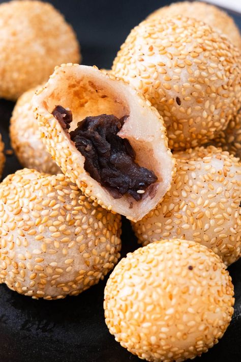 Sesame balls with red bean paste filling. Chinese Sesame Balls, Red Bean Dessert, Food Moodboard, Red Beans Recipe, Sesame Balls, Filipino Food Dessert, Sweet Red Bean Paste, Sweet Red Bean, Rasa Malaysia