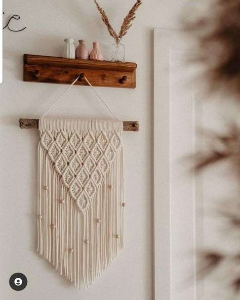 Macrame Two Colors, Macrame Wall Hanging Simple, Simple Macrame Wall Hanging, Diy Wall Hanging Yarn, Simpul Makrame, Small Macrame Wall Hanging, Macrame Designs, Simple Macrame, Dream Catcher Craft