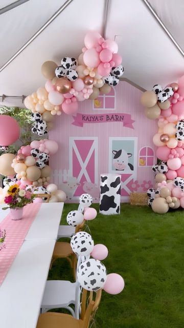 First Rodeo Birthday Photoshoot, Party Event Ideas, Farm Birthday Decor, Birthday Balloon Decor, Pink Barnyard Party, Pink Farm Party, Barn Birthday Party, Rodeo Birthday Parties, Cow Birthday Parties