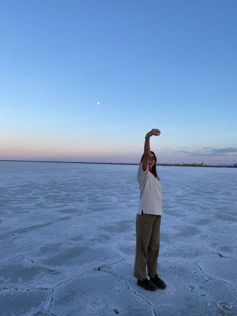 Utah Picture Ideas, Salt Lake Flats, Salt Lake City Utah Aesthetic, Salt Flats Utah Photoshoot Friends, Salt Flats Utah Senior Photos, Salt Flats Photoshoot, Utah Aesthetic, Salt Flats Utah Photoshoot, Utah Photoshoot