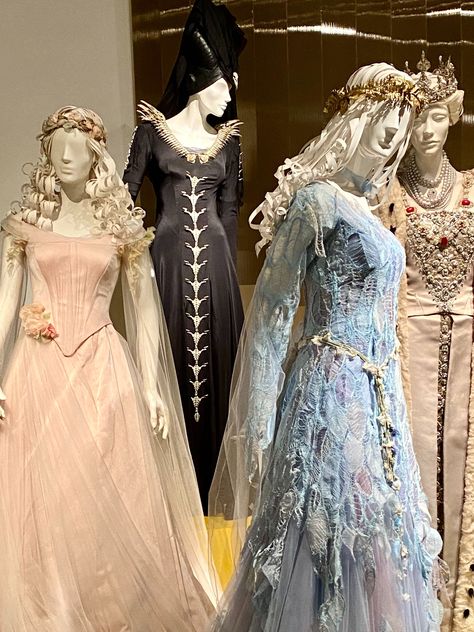 Mannequins in an L.A. exhibit displaying Aurora and Maleficent's outfits from the live action orgin story of the beloved villain. Live Action Sleeping Beauty, Aurora Sleeping Beauty Live Action, Sleeping Beauty Live Action, Live Action Aurora, Aurora From Maleficent, Maleficent Live Action, Maleficent Fashion, Maleficent Outfit, Maleficent Dress