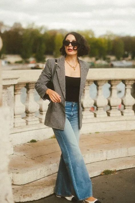 French Girl Casual Outfit, French Style Parisian Chic, Light Jeans Outfit, Parisian Chic Outfits, Style Parisian Chic, Paris Outfit Ideas, Outfit Ideas For Spring, Emma Style, French Women Style