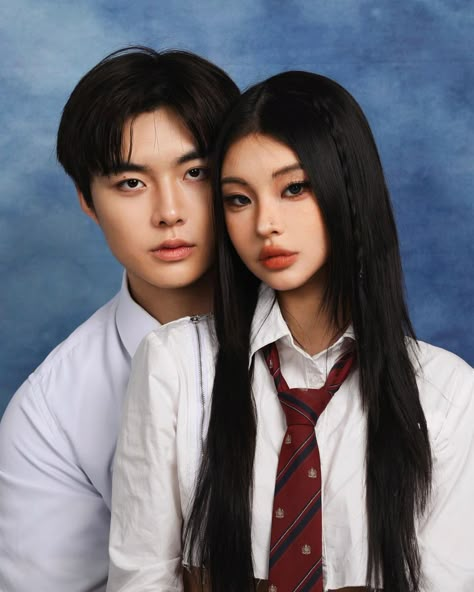 American Highschool, Yearbook Photoshoot, Yearbook Photo, Couple Poses Reference, Yearbook Photos, Foto Shoot, Cute Couple Outfits, Photoshoot Concept, Couple Photoshoot