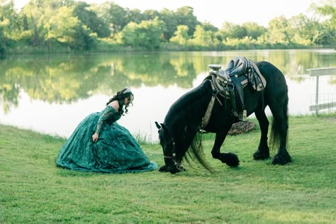 Quinceanera On Horse, Quince Photoshoot Ideas Photography, Quince Entrance With Horse, Quince Photoshoot Ideas With Horse, Quinceanera Horse Pictures, Quince Horse Photoshoot, Quinceanera Photoshoot Ideas, Quinceanera Charro, Emerald Green Quinceanera Theme