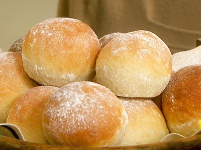 Watch Martha Stewart’s Homemade Rolls Video. Get more step-by-step instructions and how to’s from Martha Stewart. Home Made Buns, Sandwich Bread Recipes, Homemade Rolls, Breads & Buns, Homemade Dinner Rolls, Bun Recipe, Artisan Cheese, Bread And Pastries, Pizza Bread