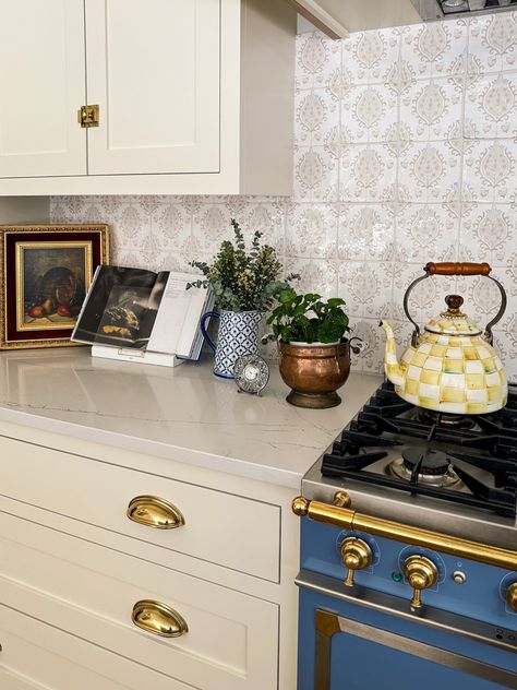 Blue stove with cream cabinets and patterned tile backsplash Mackenzie Childs Kettle, Mackenzie Childs Aesthetic, Mackenzie Childs Inspired Kitchen, Mckenzie Child’s, Mackenzie Childs Kitchen, Mackenzie Childs Decor, Lauren Core, Blue Oven, Interior Design Minimal