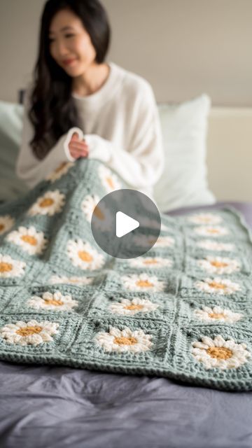 Stephanie Lau @AllAboutAmi on Instagram: "People always ask me how many daisy granny squares you need for my projects, so I thought I would show you in a reel! 🌼 As shown here: - Daisy Blanket: 42 - Daisy Cardigan (size small): 23 - Summer Days Daisy Bag (small): 15 - Breezy Days Daisy Bag (medium): 13  I have YouTube video tutorials for all these projects if you want to see how to make them! You can find all the crochet patterns on my blog and in my Etsy shop 💖 How many granny squares do you need to make? 🧶 #daisygrannysquare #grannysquarelove #crochetdaisy #crochetdesigner" Daisy Granny Square Pattern, Daisy Blanket, Daisy Cardigan, Daisy Granny Square, 23 Summer, Crochet Cardigan Free, Daisy Bags, Loom Projects, Throw Blanket Pattern