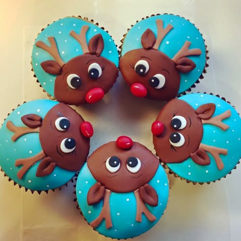 Adorable reindeer cupcakes Christmas Cupcake Ideas, Christmas Cupcakes Recipes, Cupcake Fondant, Reindeer Cupcakes, Christmas Cupcakes Decoration, Christmas Cake Designs, Christmas Cupcake, Holiday Cupcakes, Christmas Cake Decorations