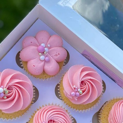 Pretty Pink Cupcakes Birthdays, Fancy Piping On Cupcakes, Cup Cake Ideas Girl, Pink Girly Cupcakes, Pink Decorated Cupcakes, Girls Cupcake Ideas, Elegant Cupcake Designs Pink, Pink Birthday Cupcakes Ideas, Girl Cupcakes Birthday