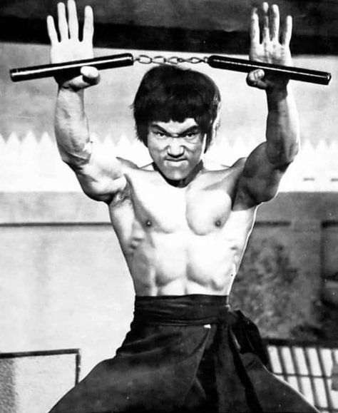 Bruce Lee Body, Bruce Lee Chuck Norris, Bruce Lee Kung Fu, Bruce Lee Poster, Bruce Lee Pictures, Hidden Dragon, Bruce Lee Art, Bruce Lee Martial Arts, Bruce Lee Quotes