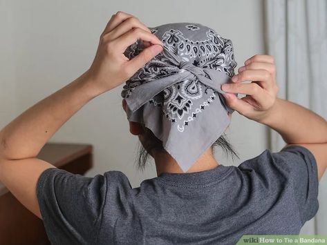 Ways To Tie A Bandana, Bandana On Head, Ways To Wear Bandanas, Style A Bandana, How To Wear Bandana, Tie A Bandana, Bandana Bracelet, Bandana Hairstyles Short, Motorcycle Hairstyles