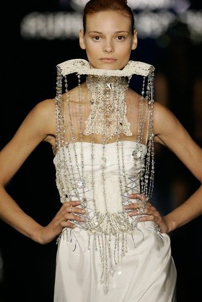 Lesley Vik Waddellfor for Swarovski Runway Rocks Neck Brace Fashion, Beaded Headpiece, Neck Brace, High Fashion Jewelry, 3d Fashion, Couture Details, Couture Jewelry, Neck Piece, Fashion 2020