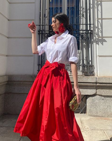 Festive Holiday Dress To Impress, Red And White Outfit, Red Tulle Skirt, Christmas Eve Outfit, Red And White Outfits, 1980 Fashion, Outfit Modest, Gold Outfit, Casual Day Outfits