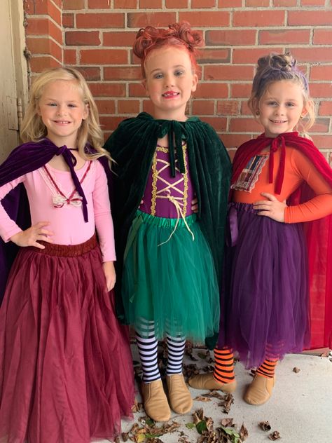 Winnie Hair Hocus Pocus, Sarah Costume Hocus Pocus, Homemade Sanderson Sisters Costume, Diy Winnie Sanderson Costume, Easy Sanderson Sisters Costumes, Hocas Pocas Costumes, Hocus Pocus Sisters Costumes, Easy Hocus Pocus Costume, Three Sister Costume Ideas